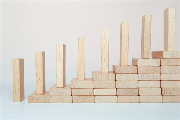 精心制定經(jīng)營策略，確保企業(yè)穩(wěn)健發(fā)展，實現(xiàn)長期盈利