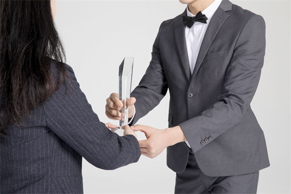 績(jī)效管理中，如何激勵(lì)優(yōu)秀員工，又幫助其提升？